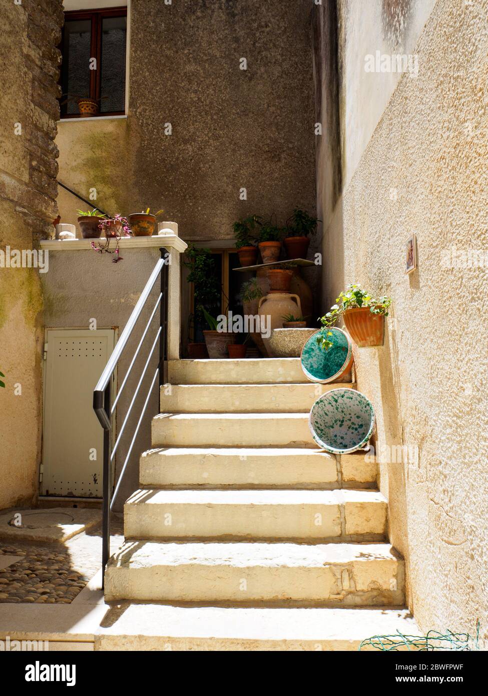 uno sguardo su un cortile italiano in sicilia Foto Stock