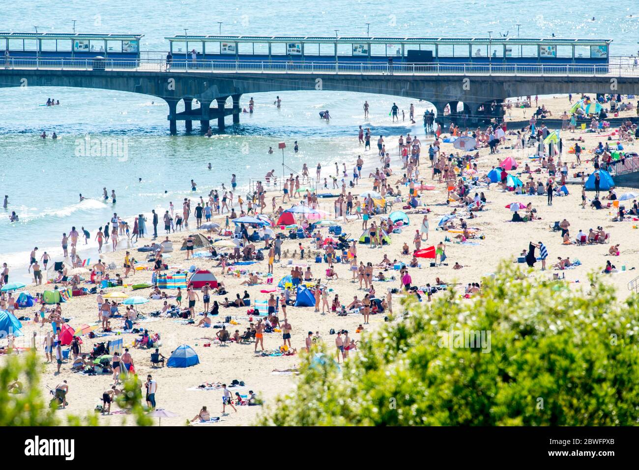 Bournemouth, Dorset, Regno Unito, 1 giugno 2020. Il clima caldo attrae i visitatori in spiaggia poiché le regole di blocco COVID-19 sono rilassate nel Regno Unito. Credito John Beasley Foto Stock