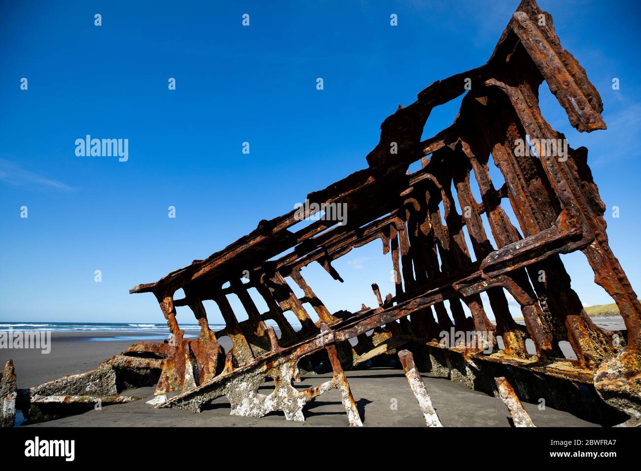 Vista del metallo arrugginito su Cannon Beach, Oregon, USA Foto Stock