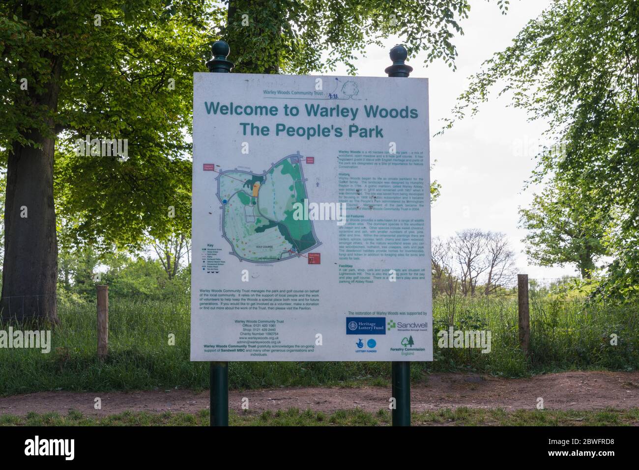 Cartello all'entrata di Warley Woods, che e' uno spazio verde di 100 acri di livello 2 a Smethwick, vicino al centro citta' di Birmingham Foto Stock