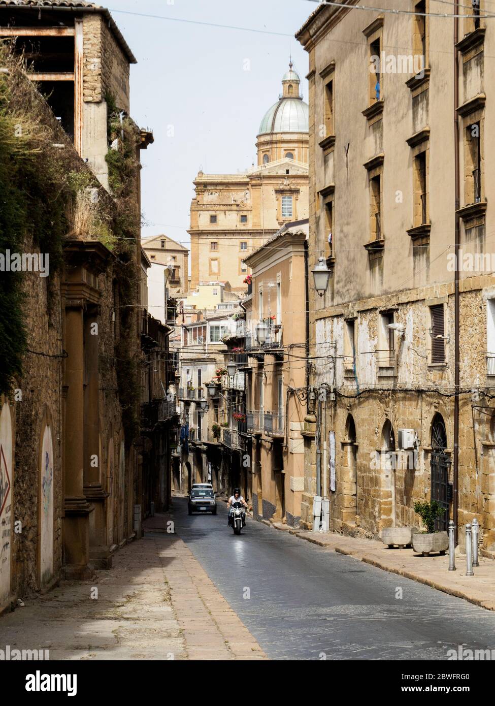 una bella vita di strada in piazza armerina in sicilia Foto Stock