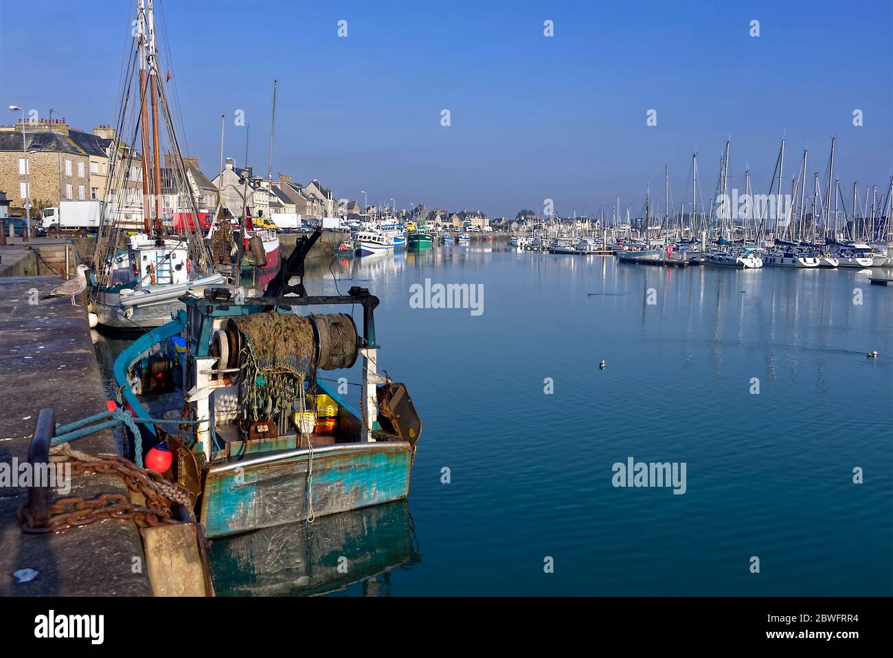 Barca da pesca nel porto di Saint-Vaast-la-Hougue, un comune nella penisola del Cotentin nel dipartimento della Manica in bassa Normandia in Francia Foto Stock