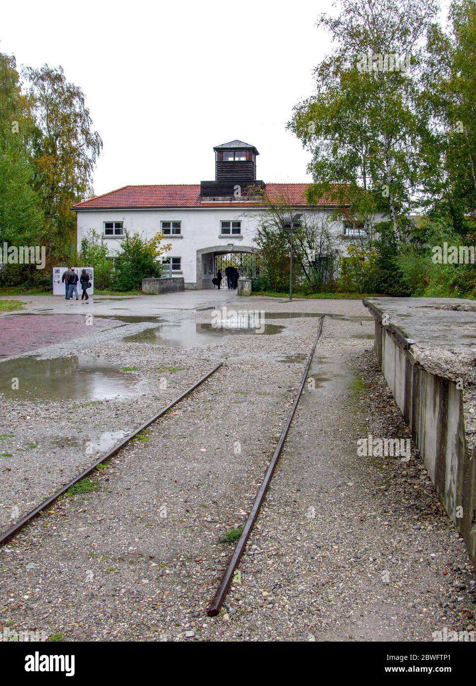 Edificio d'ingresso al campo di concentramento di Dachau. Inaugurato nel 1933, fu il primo campo di concentramento nazista e fu un prototipo per tutti gli altri conce nazisti Foto Stock
