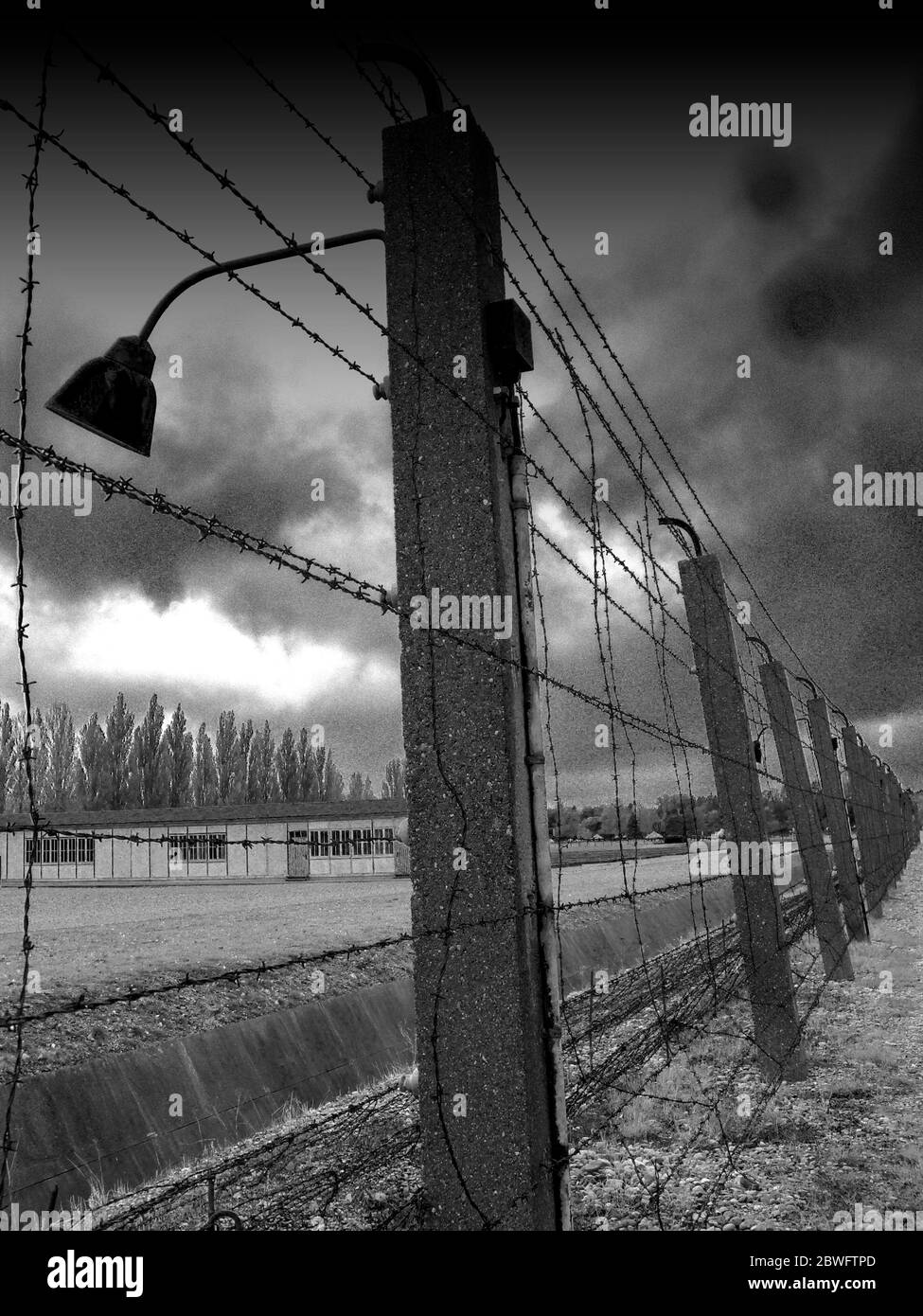 Recinti elettrificati a filo spinato e caserme di prigionieri nel campo di  concentramento di Dachau. Fu il primo campo di concentramento nazista e fu  un prototipo per al Foto stock - Alamy