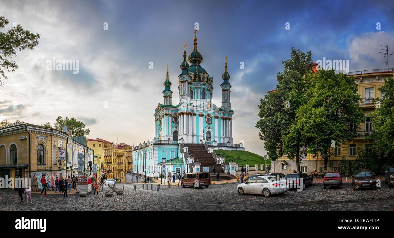 Andriyivskyy Descent è una discesa storica che collega la Città alta di Kiev e il quartiere di Podil di notte. Foto Stock