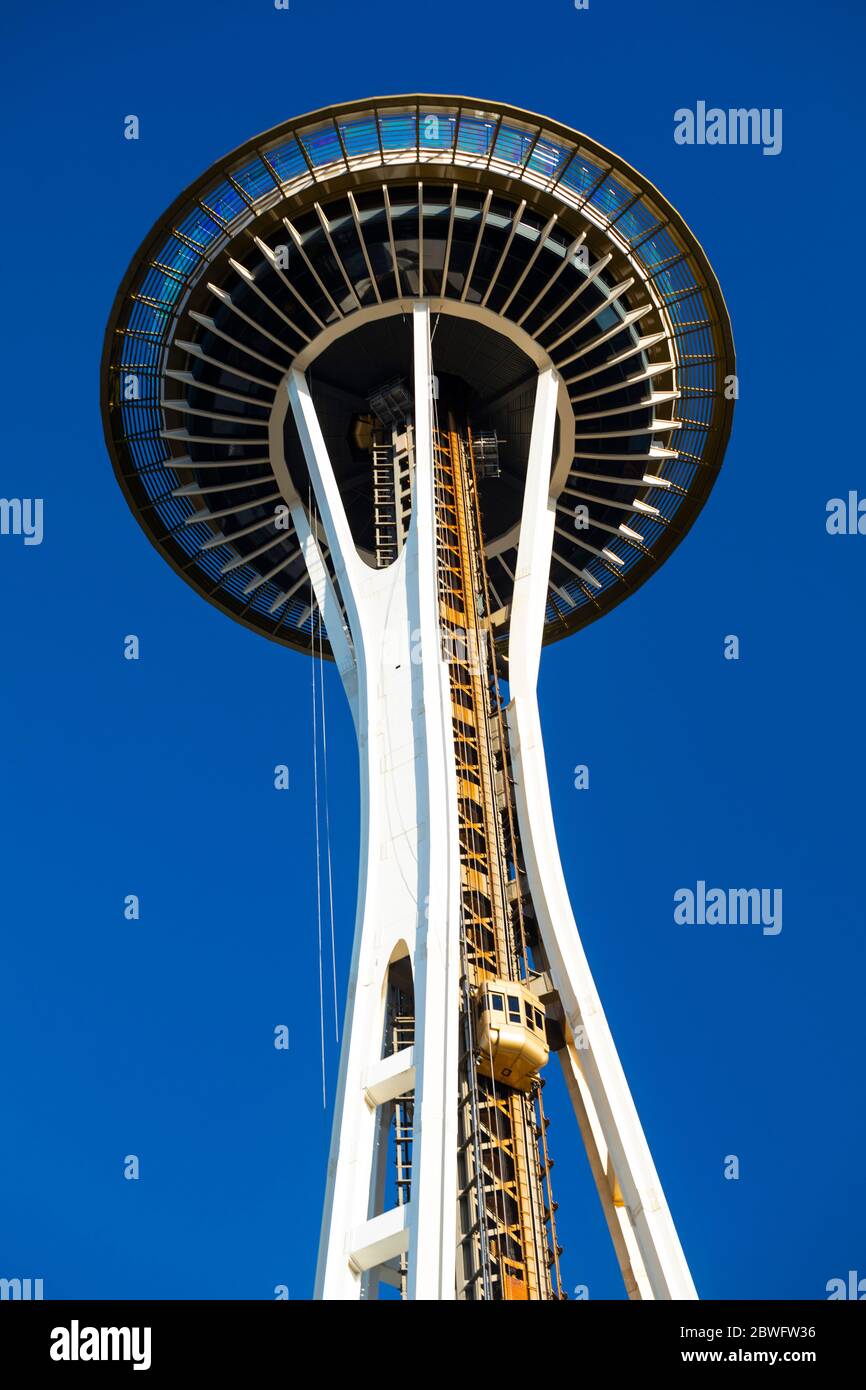 Space Needle contro il cielo limpido, Seattle, Washington, USA Foto Stock