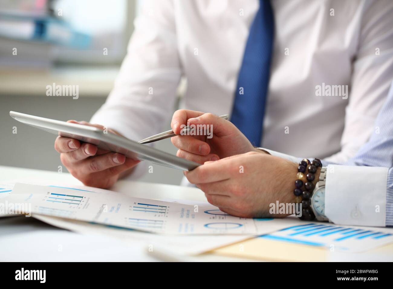 Due economisti professionisti discutono di una riforma finanziaria progressiva Foto Stock