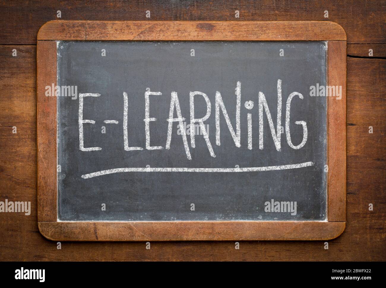 concetto di formazione online - e-learning parola bianco gesso scrittura su una lavagna d'ardesia vintage Foto Stock