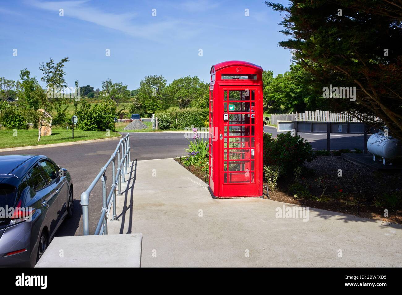 Un vecchio telefono K6 riproposto come un defibrilator al complesso studio vista montagna a Ramsey, Isola di Man Foto Stock