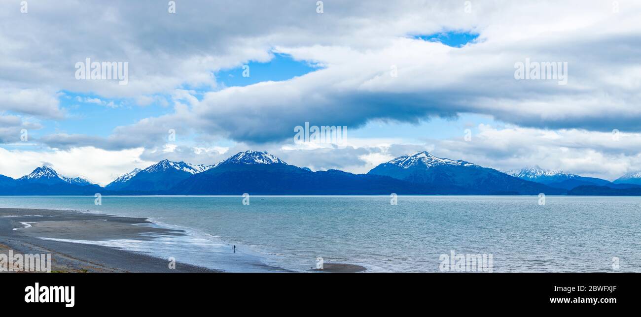 Paesaggio panoramico delle montagne Kenai attraverso Kachemak Bay, Omero, Alaska, Stati Uniti Foto Stock