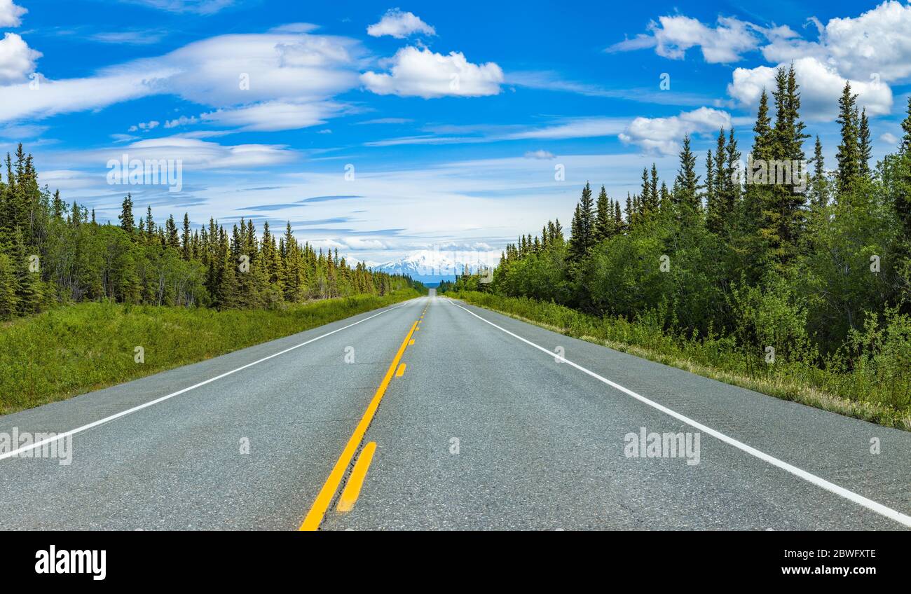 Glenn Highway con le montagne di Wrangell in distanza, Glennallen, Alaska, Stati Uniti Foto Stock