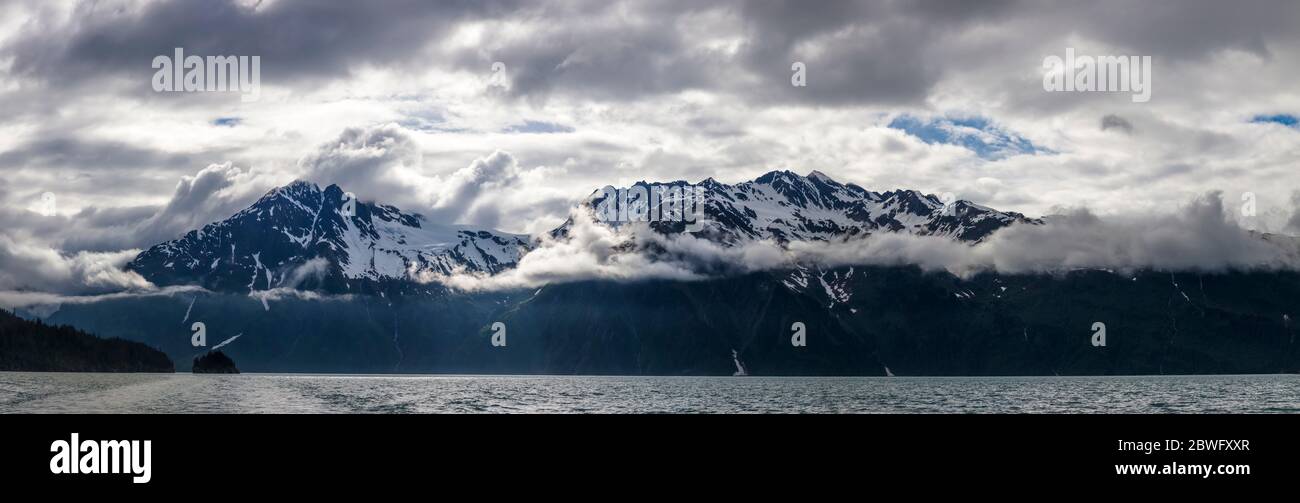 Paesaggio panoramico delle montagne di Chugach sul Prince William Sound vicino a Valdez, Alaska, Stati Uniti Foto Stock