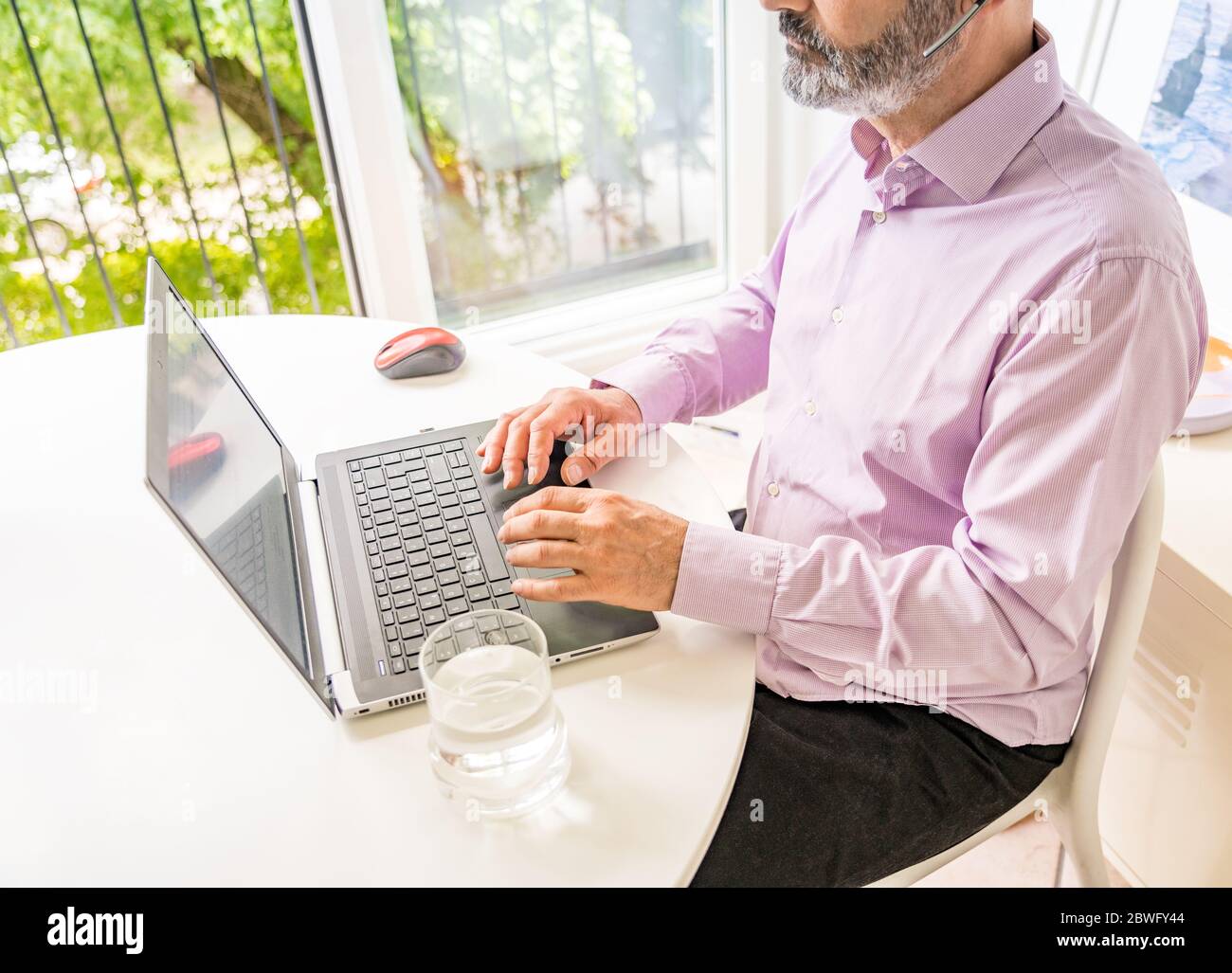 Uomo che lavora con notebook. Lavoro intelligente. Foto Stock