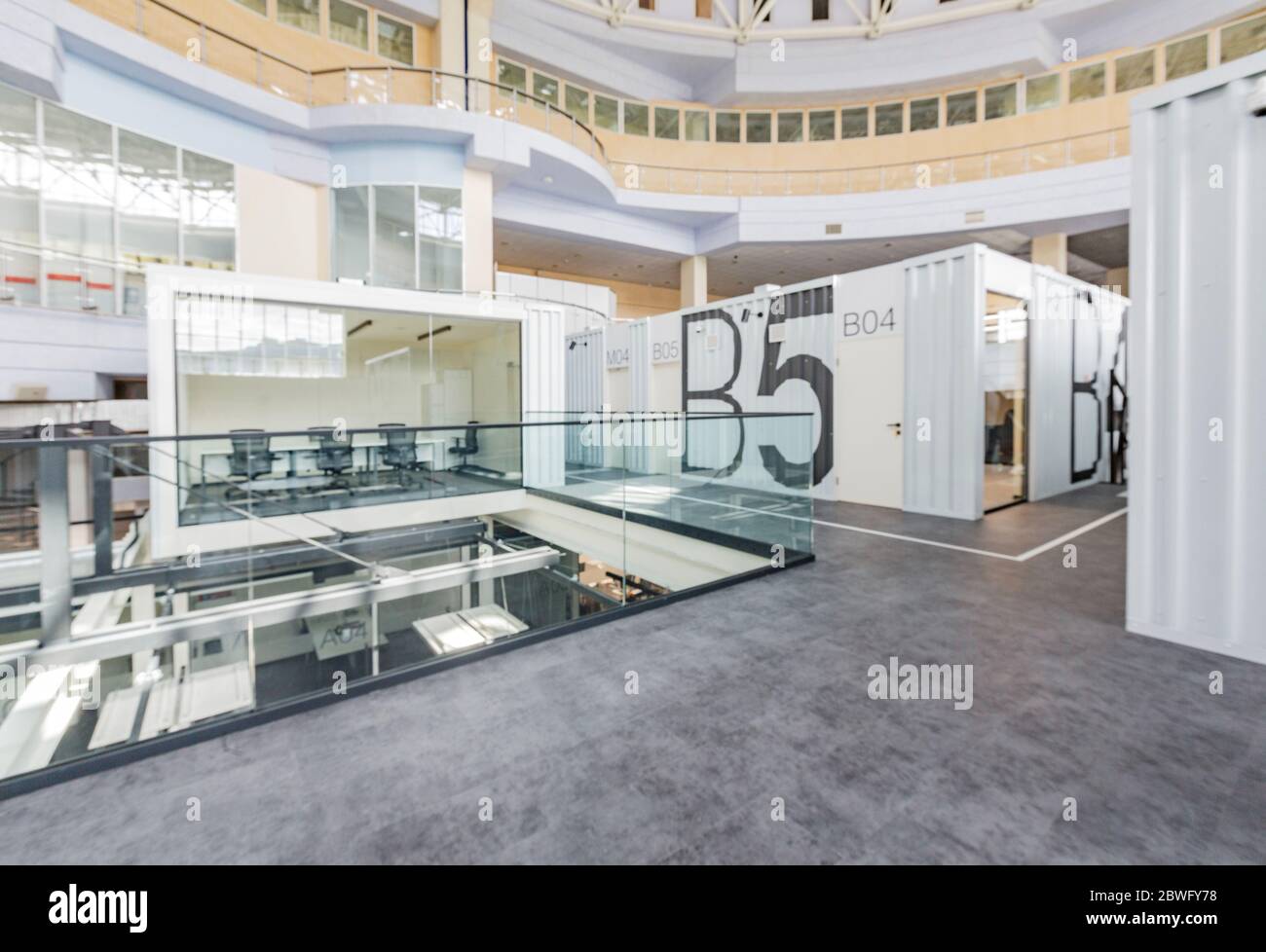 Ufficio open space con camere trasparenti, interni loft Foto Stock