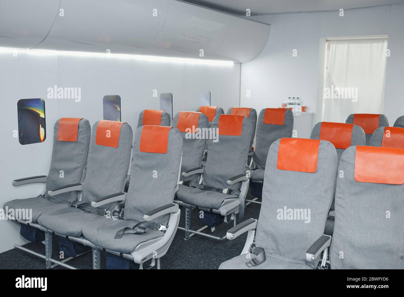 Piano con sedili grigi Foto Stock