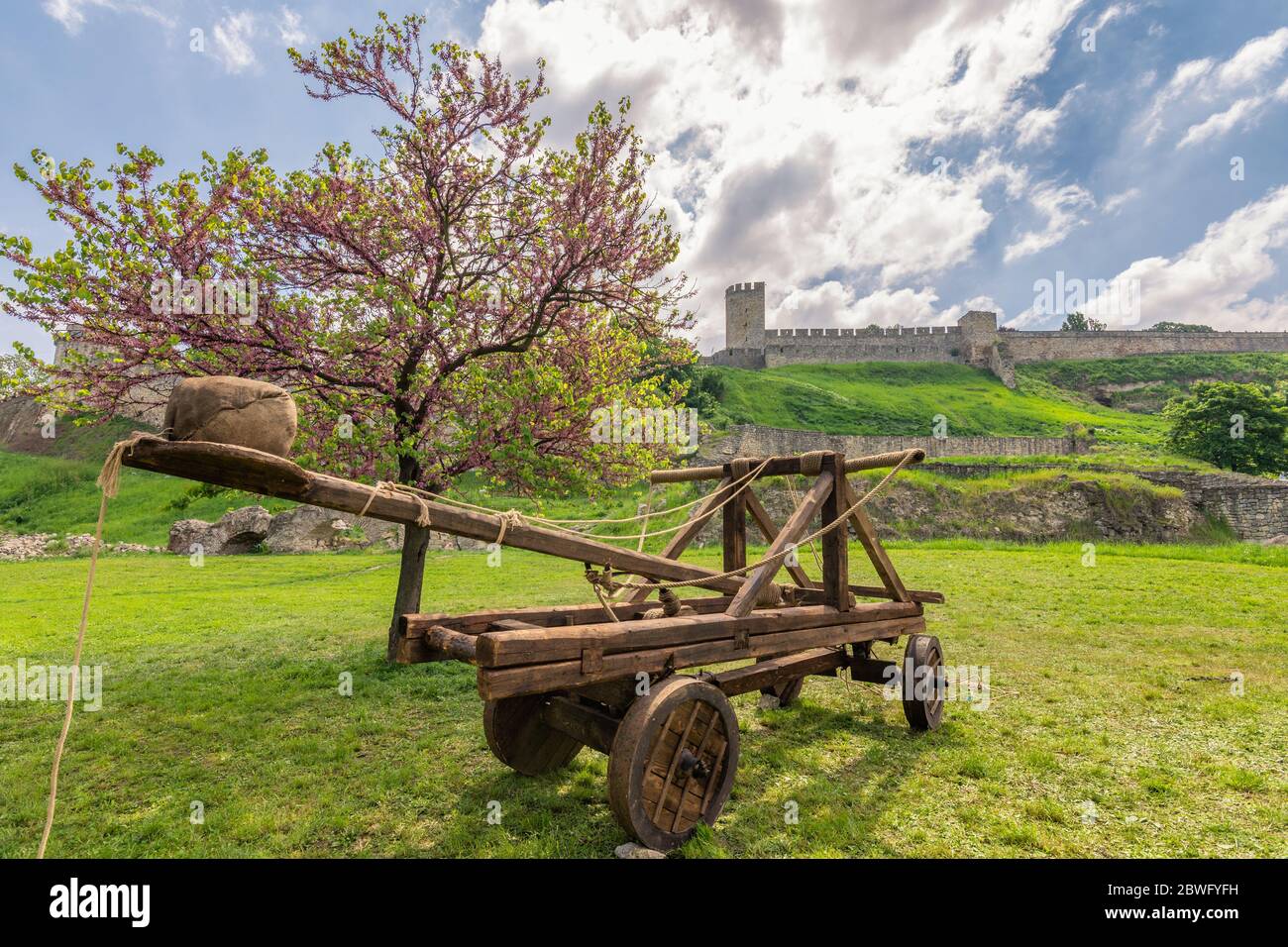 Replica di un antico catapulta con la Fortezza di Belgrado (Kalemegdan) sullo sfondo, Belgrado, Serbia Foto Stock