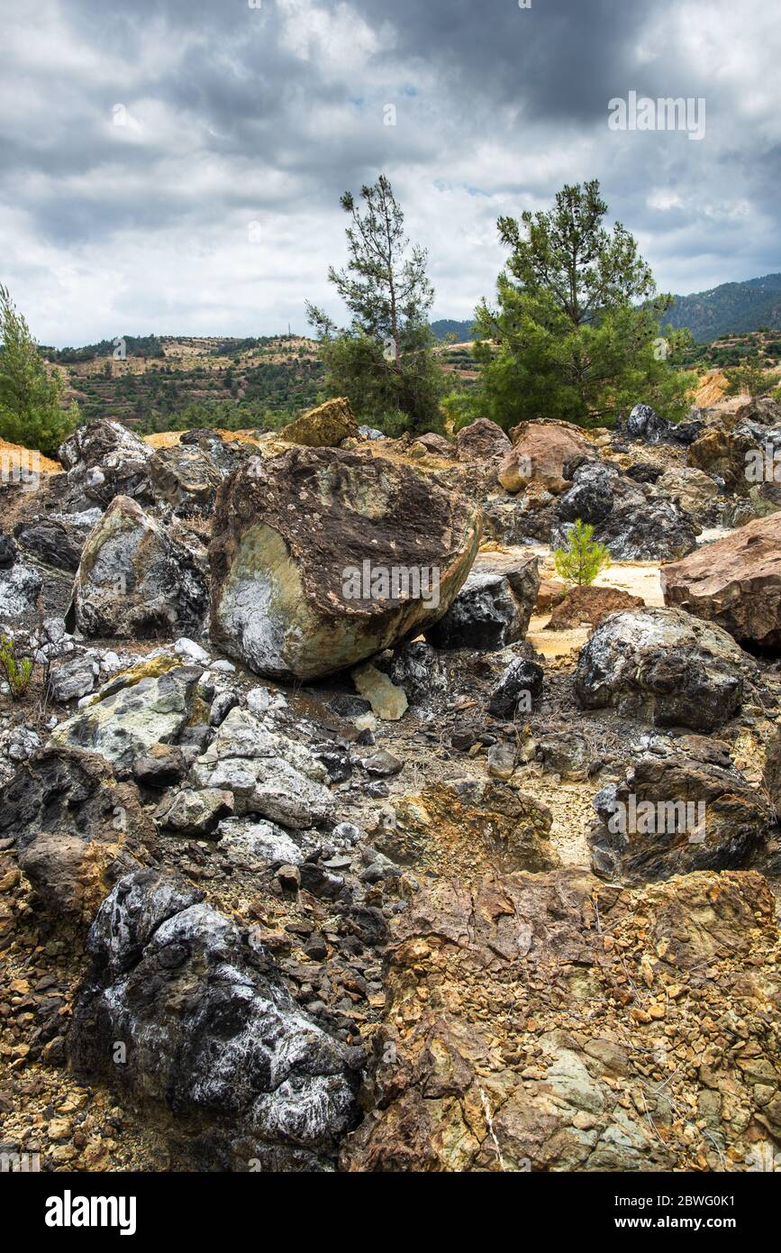 Terra deserta asciutta di una miniera di rame abbandonata con rocce Foto Stock