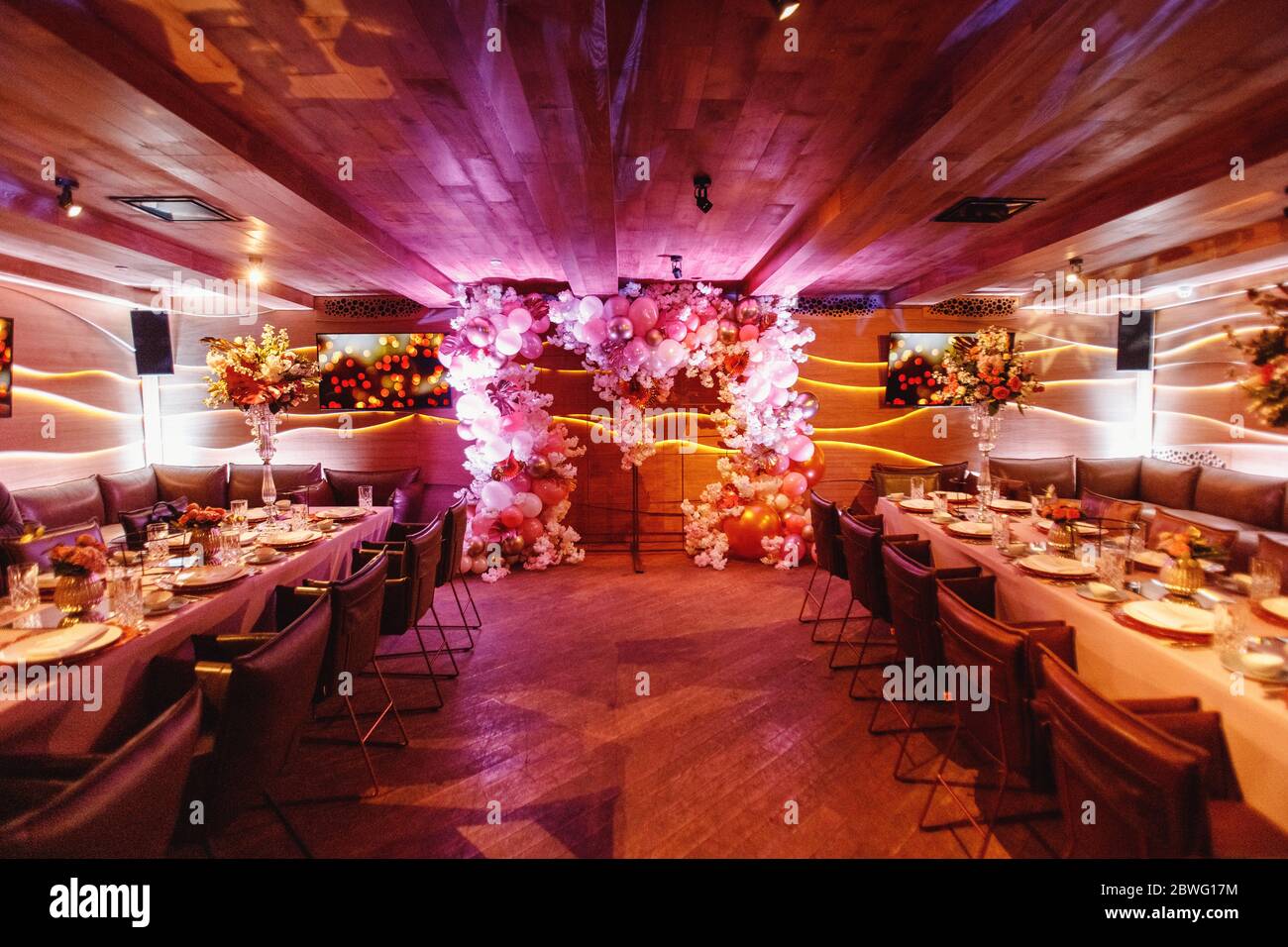 Sala ristorante con tavoli serviti Foto Stock