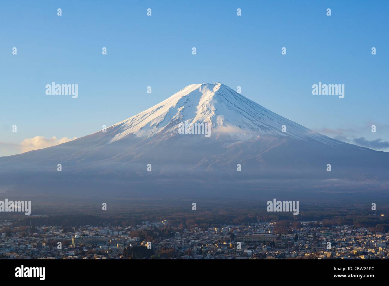 Il monte Fuji, noto anche come Fujiyama o Fujisan, la montagna più alta del Giappone, è un vulcano attivo. Comanda un'area circondata da una vasta gamma di spo panoramici Foto Stock