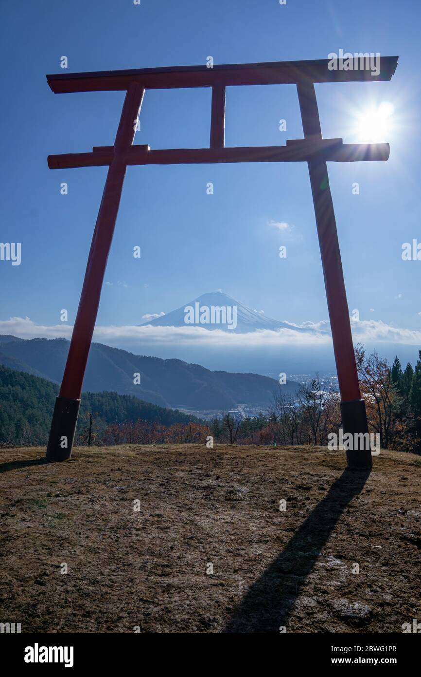 Il monte Fuji, noto anche come Fujiyama o Fujisan, la montagna più alta del Giappone, è un vulcano attivo. Comanda un'area circondata da una vasta gamma di spo panoramici Foto Stock