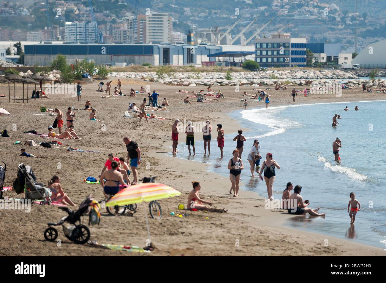 Vista generale della spiaggia di Misericordia, mentre le persone godono del bel tempo durante una chiusura parziale del paese. La Spagna sta seguendo un piano di riduzione verso una "nuova normalità", attraverso misure rilassanti derivanti dall'epidemia di COVID-19. Durante la fase 2 le spiagge sono state riaperte al pubblico e le persone sono autorizzate a prendere il sole o fare il bagno in spiaggia a 2 metri di distanza. Inoltre i centri commerciali possono riaprire e i clienti possono mangiare e bere all'interno di bar o ristoranti senza restrizioni mentre usano maschere facciali e mantengono una distanza di sicurezza. Foto Stock