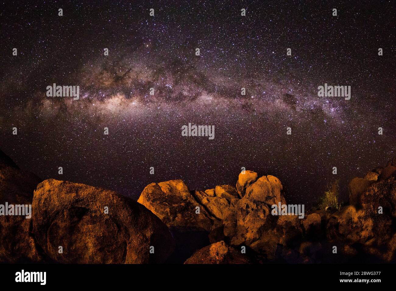 Formazioni rocciose sotto il cielo stellato e galassia della Via Lattea di notte, Damaraland, Namibia, Africa Foto Stock
