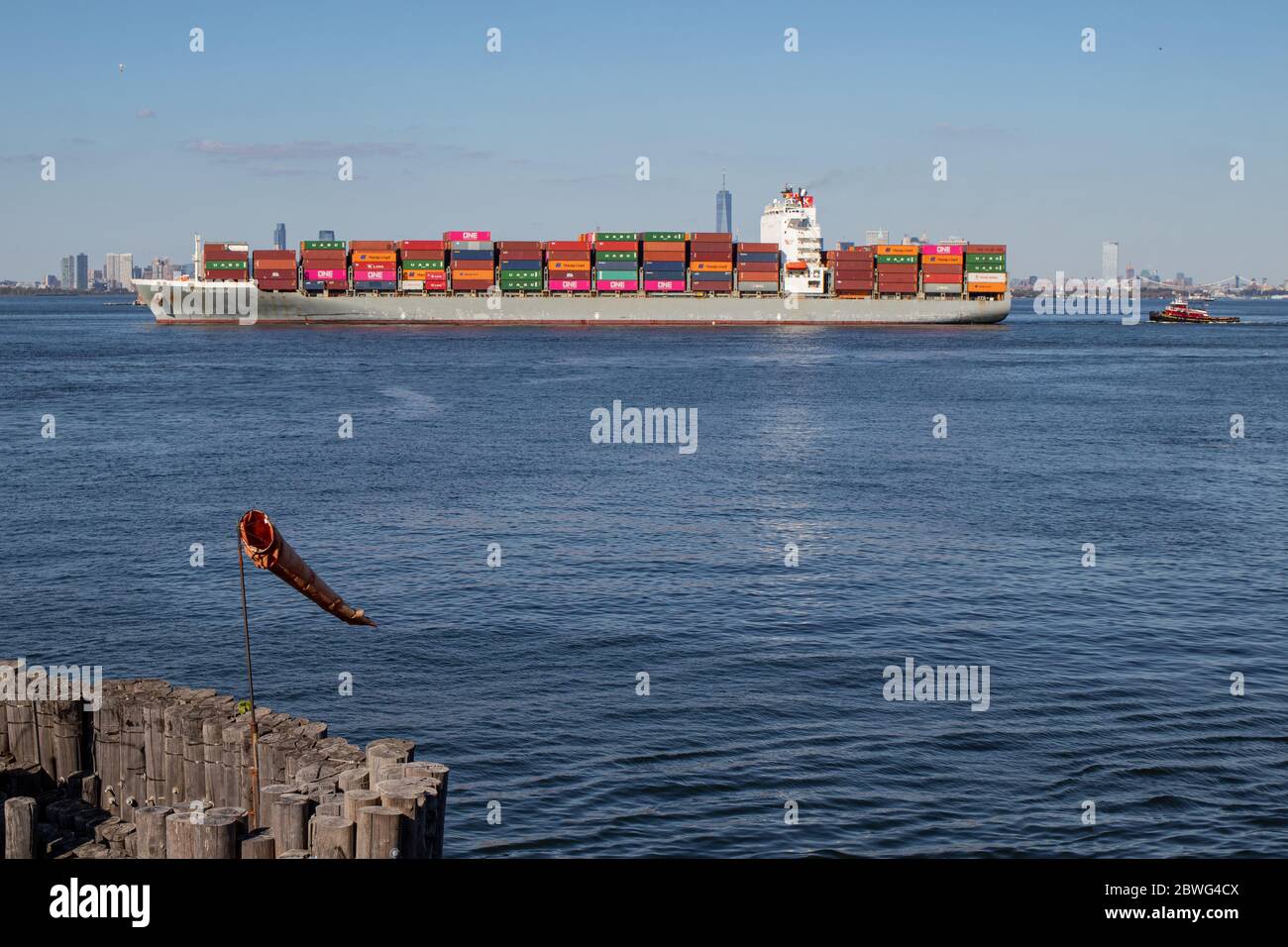 Vista della nave portacontainer con partenza dal porto di New York e New Yersey con un cono del vento in primo piano. Foto Stock