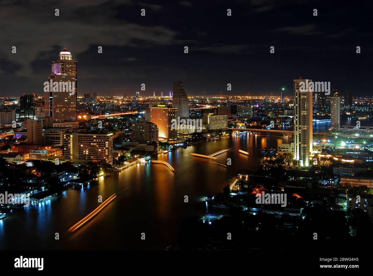 Skyline di Bangkok e il fiume Chao Phraya di notte, Thailandia. Foto Stock