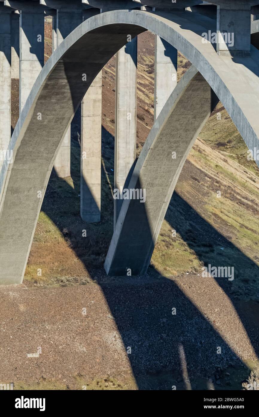 Fred G. Redmon Bridge, noto anche come Selah Creek Bridge, attraversa Selah Creek sull'Interstate 82 nello stato di Washington, Stati Uniti Foto Stock