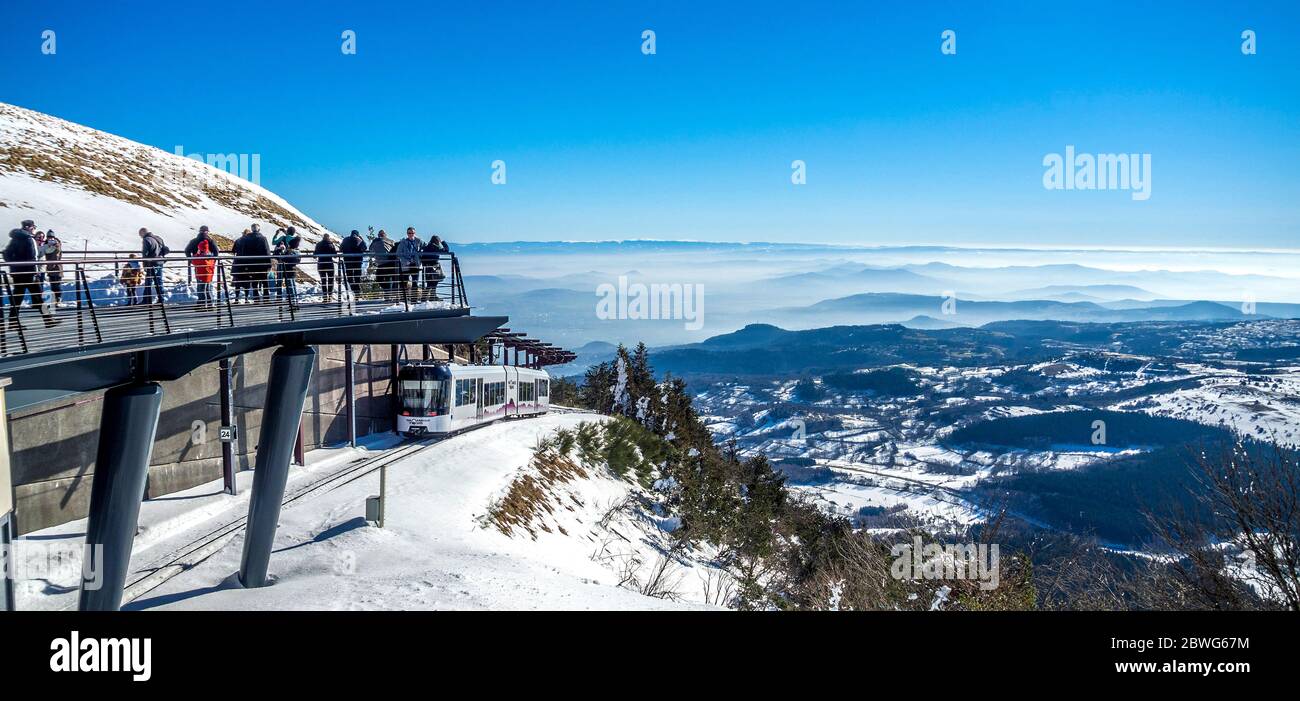 Treno panoramico che va alla cima del vulcano Puy de Dome nel Parco Regionale dei vulcani Auvergne Foto Stock