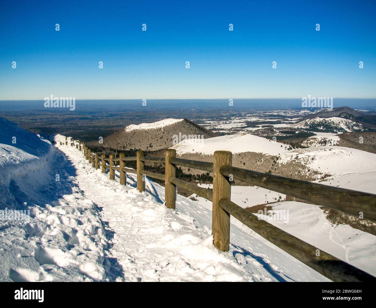 Chaine des Puys vulcanico in inverno, Patrimonio Mondiale dell'UNESCO, Puy de Dome, Auvergne-Rodano-Alpi, Francia Foto Stock