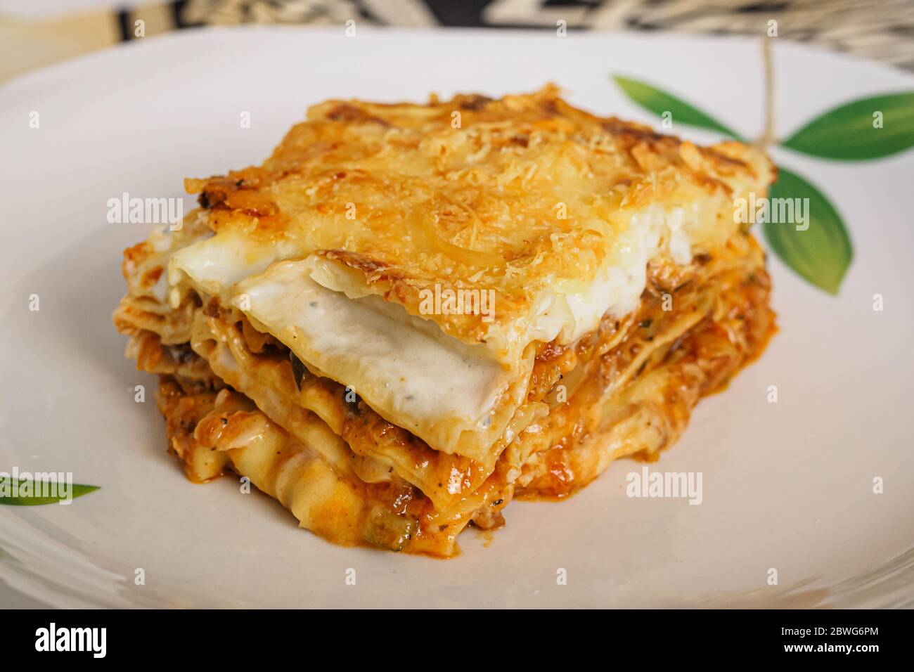 Porzione di lasagne italiane farcite con carne e verdure, cibo tipico italiano Foto Stock