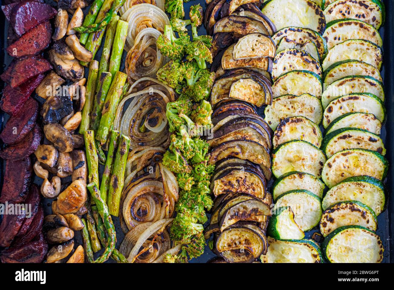 Diversi tipi di verdure arrostite nel forno Foto Stock