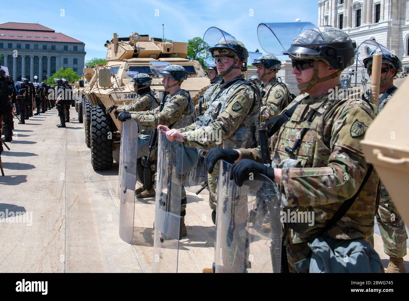 ST PAUL, MINNESOTA, USA - 31 maggio 2020 - i soldati della Guardia Nazionale del Minnesota si trovano di fronte all'edificio del campidoglio a St. Paul, Minnesota, con la squadra di baseball dei "ot" Foto Stock