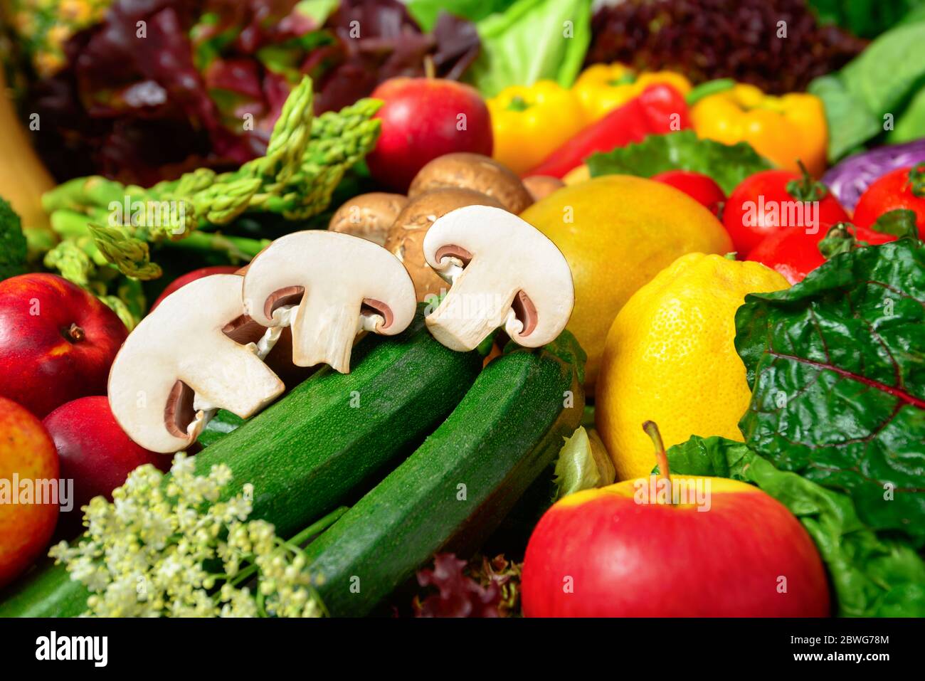 Frutta e verdura appetitose e colorate, un delizioso studio di primo piano che ti ha spinto a prendersi cura di te stesso e a condurre uno stile di vita sano, con taglio Foto Stock
