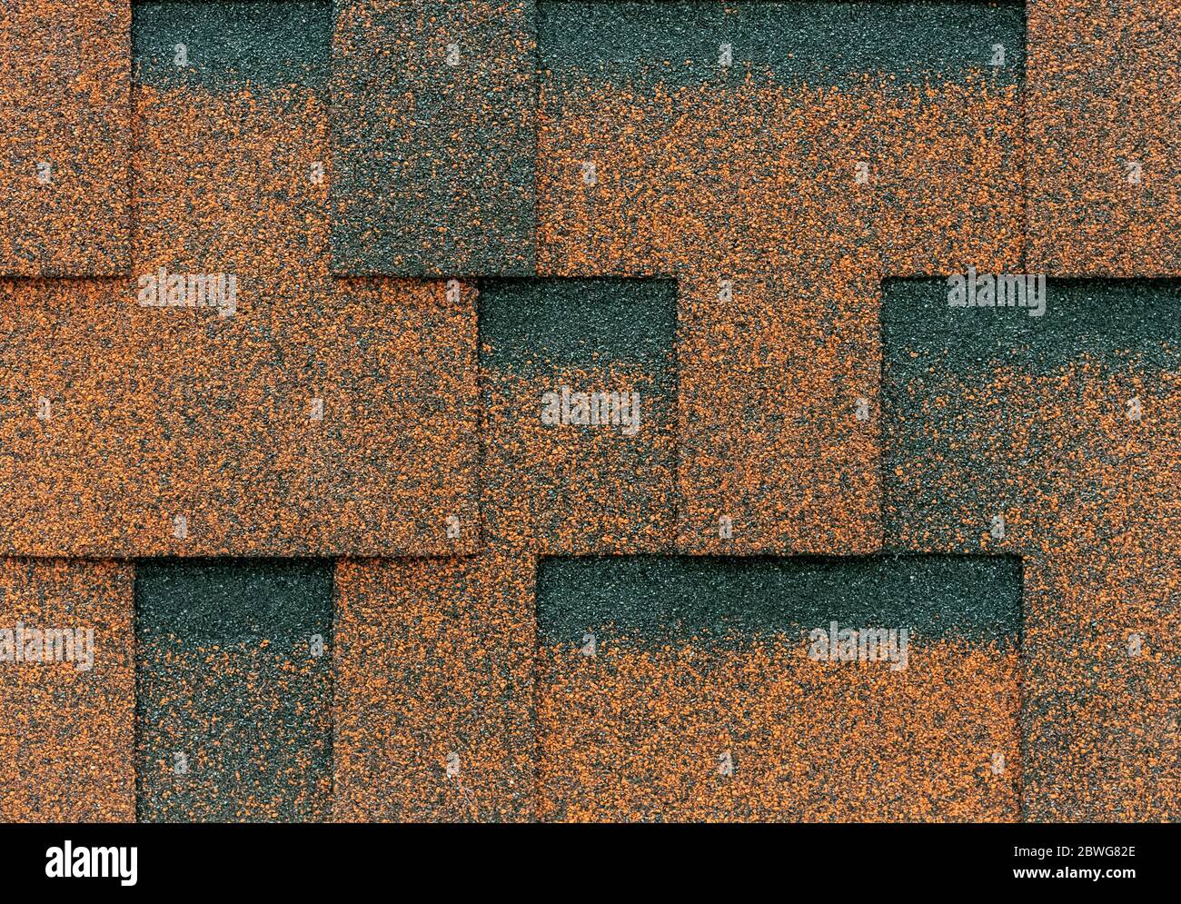 Struttura di tegole flessibili per il pavimento del tetto della casa. Materiali compositi flessibili, morbidi e bituminosi. Foto Stock