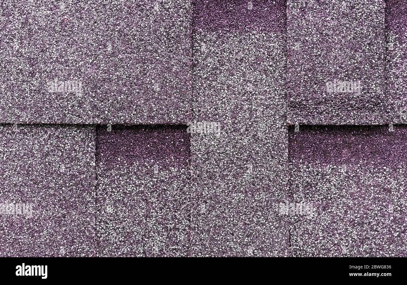 Struttura di tegole flessibili per il pavimento del tetto della casa. Materiali compositi flessibili, morbidi e bituminosi. Foto Stock