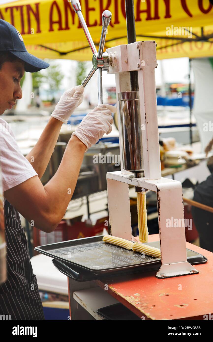 TORONTO, CANADA - 17 GIUGNO 2017: Fare un churros messicano tradizionale. Cibo di strada Foto Stock
