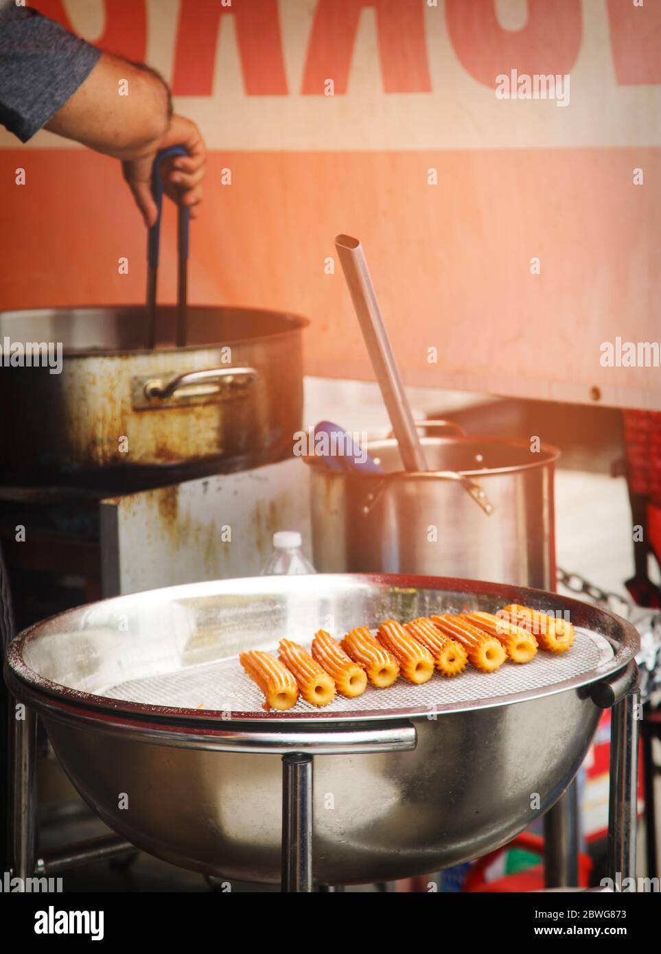 Fare un churros messicano tradizionale. Cibo di strada Foto Stock