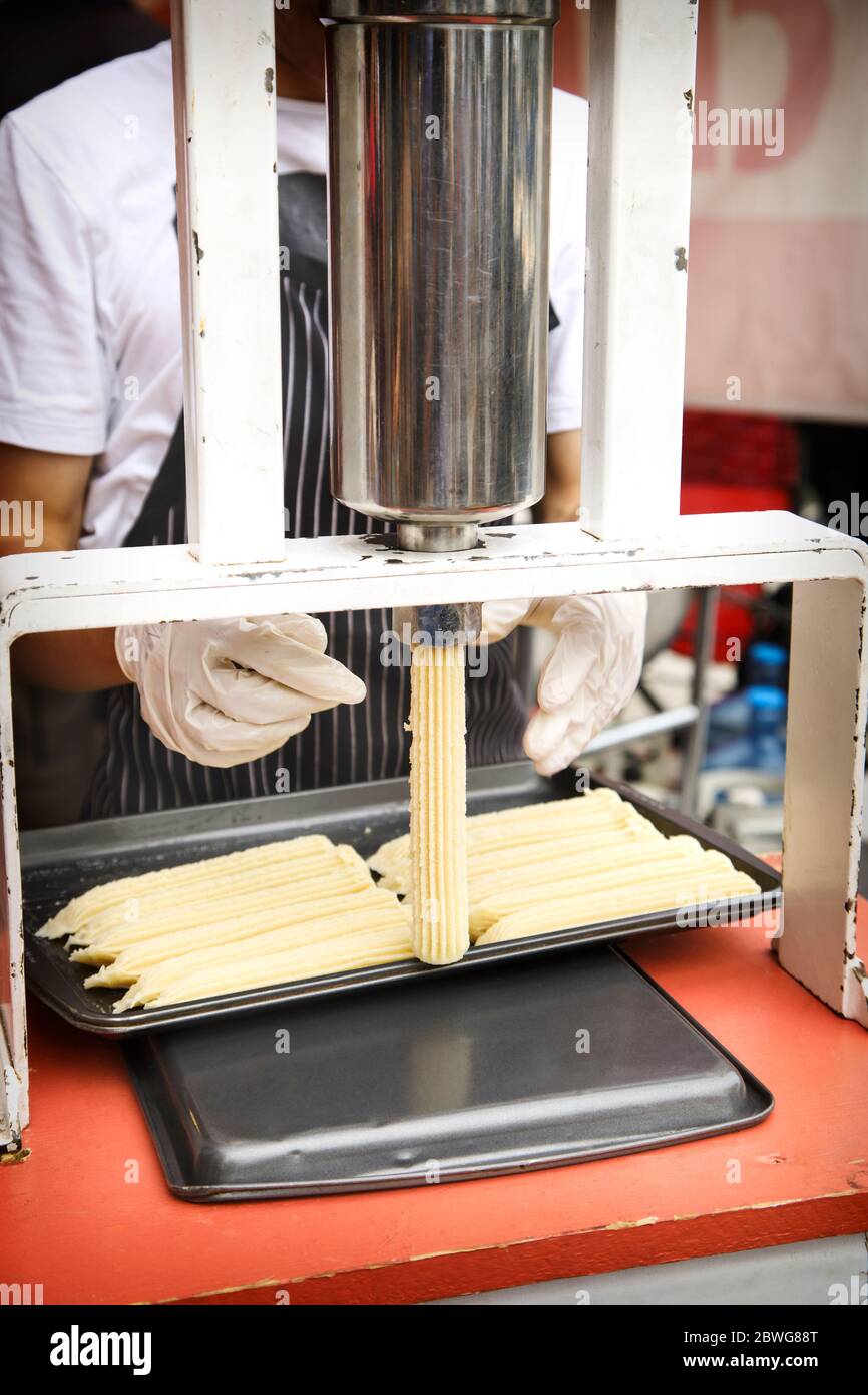 Fare un churros messicano tradizionale. Cibo di strada Foto Stock