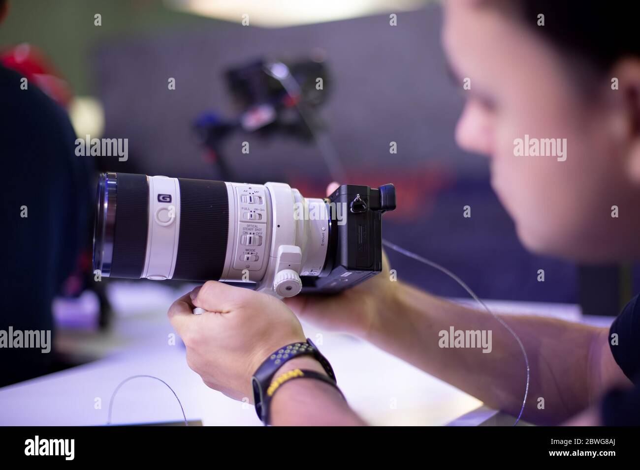 Mosca, Russia - 04 ottobre 2019: Uomo possiede la nuova fotocamera sony Alpha a7 III 3 con obiettivo sony 70-200 3,28-4,92. Messa a fuoco morbida, vista laterale Foto Stock