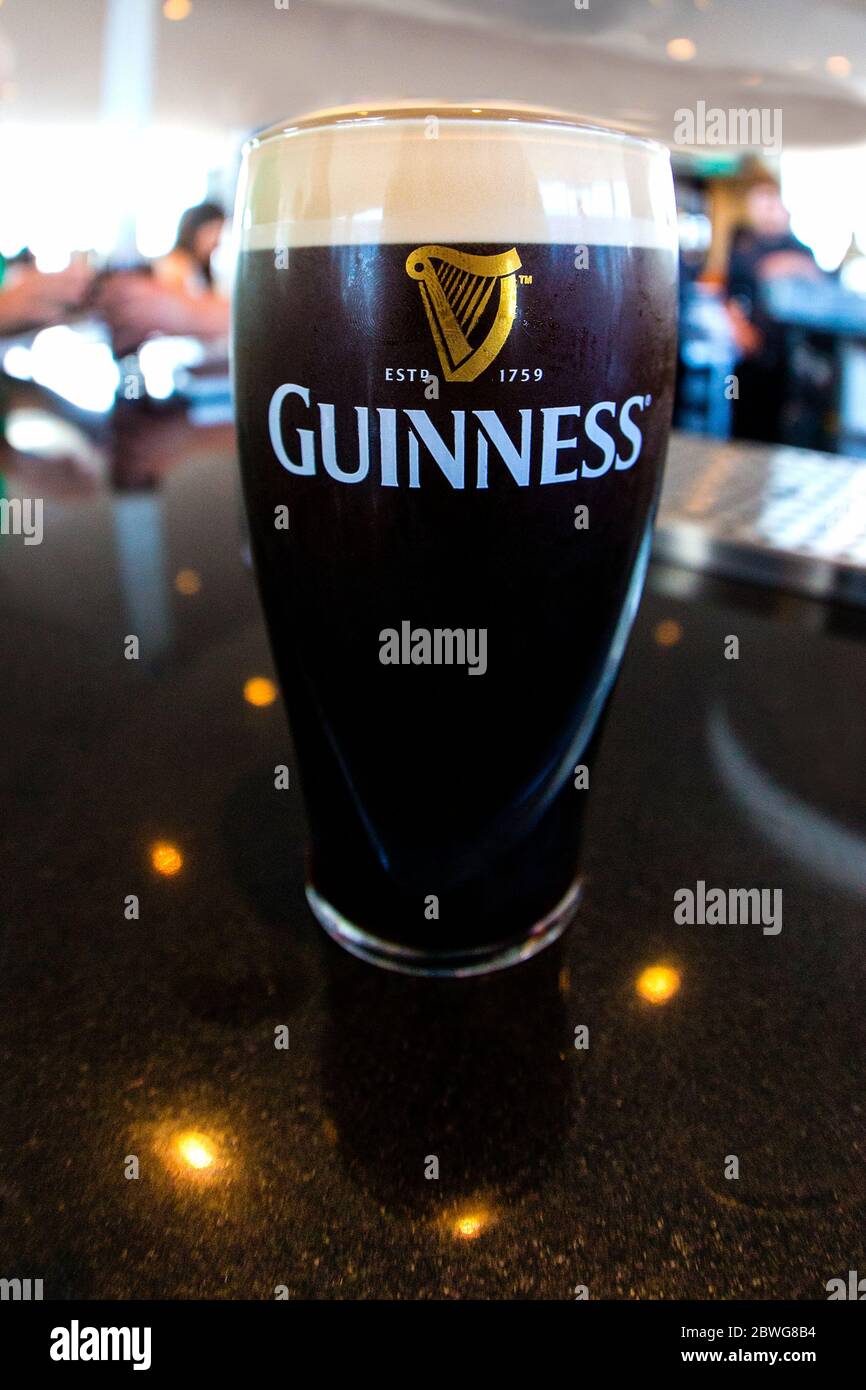 Primo piano di bicchiere di birra, Guinness Brewery, Dublino, Irlanda Foto Stock