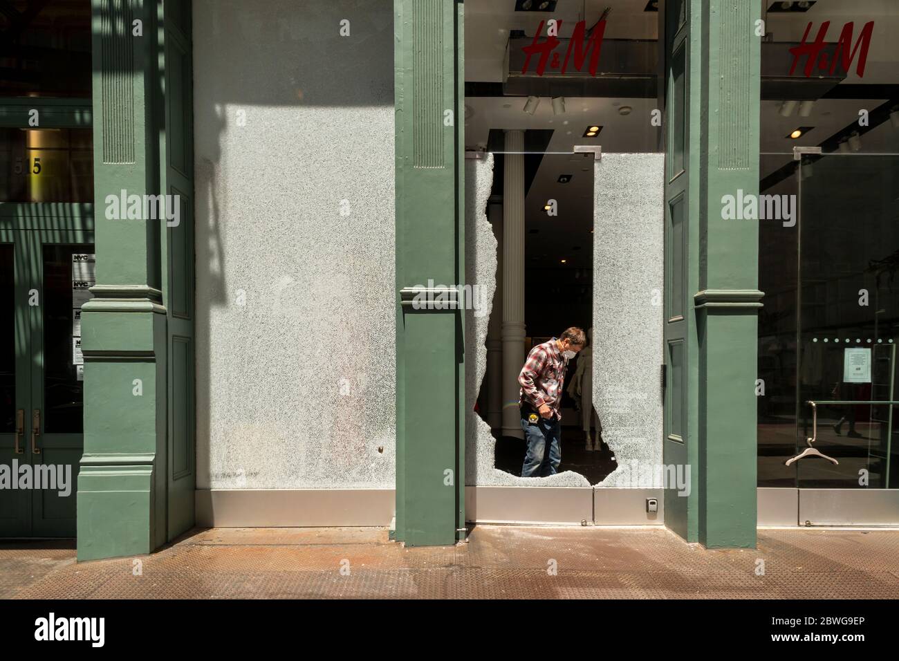 Un negozio H&M saccheggiato a Soho a New York dopo aver saccheggiato durante le proteste della notte precedente, riferite alla morte di George Floyd, avvenuta lunedì 1 giugno 2020. (© Richard B. Levine) Foto Stock