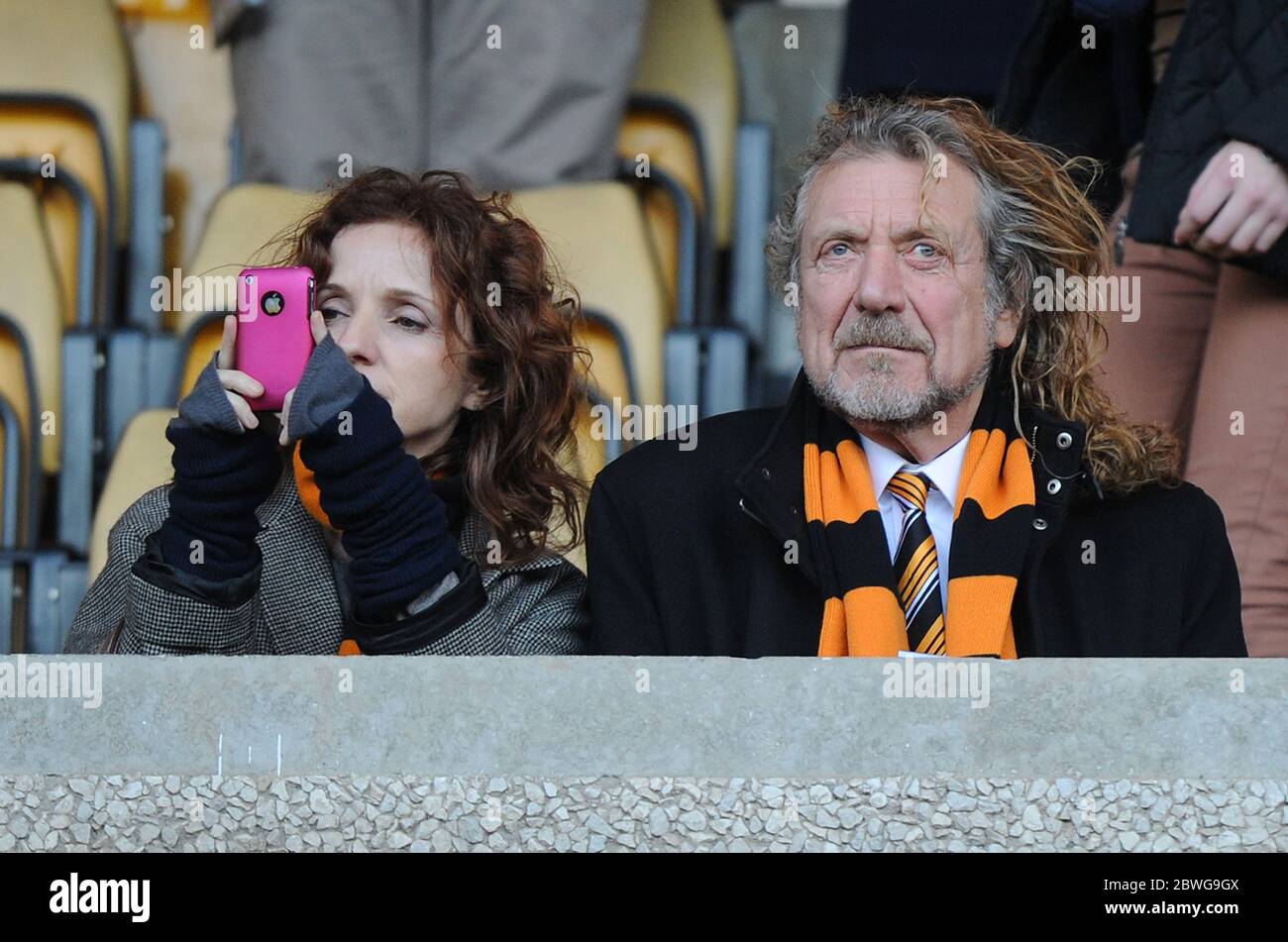Robert Plant ex cantante LED Zeppelin siede con la cantante vincitrice di Grammy americana Patty Griffin mentre scatta fotografie utilizzando un iphone al Molineux Stadium, la casa di Wolverhampton Wanderers. 4 gennaio 2012 Foto Stock