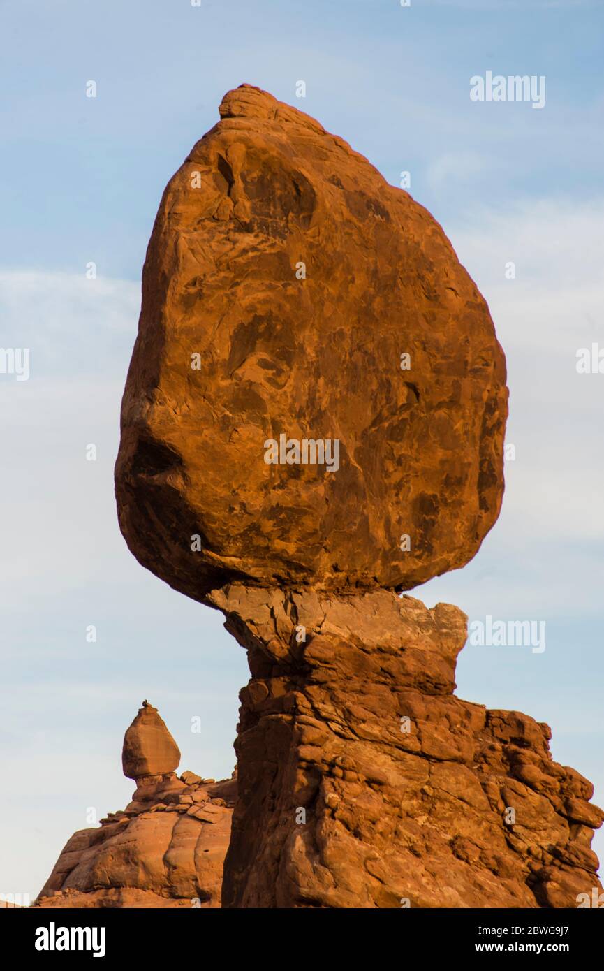 Primo piano della formazione rocciosa erosa Balanced Rock, Moab, Utah, USA Foto Stock