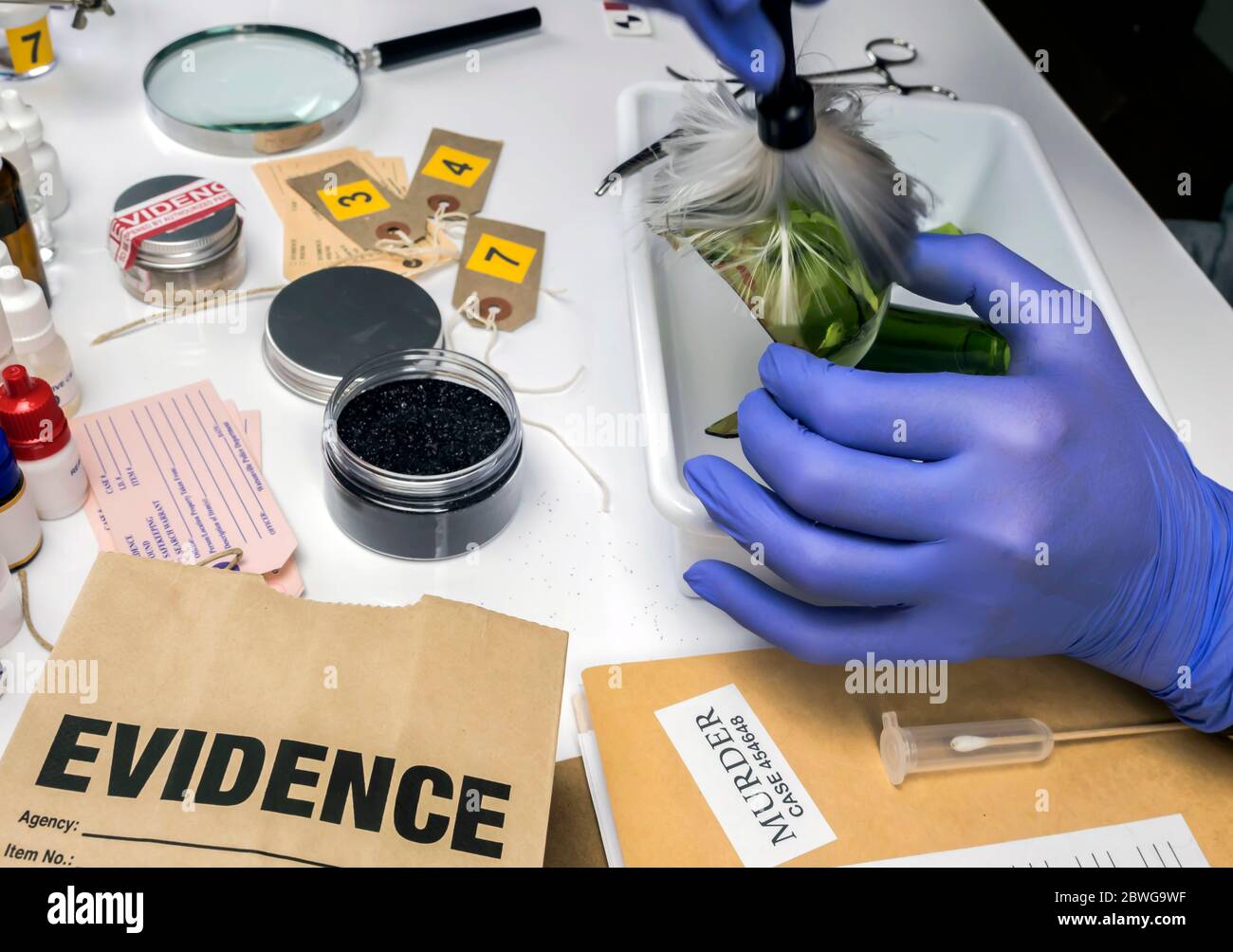 Polizia esperta ottenere refringentes da una bottiglia di vetro rotto in Criminalalistic Lab, immagine concettuale Foto Stock