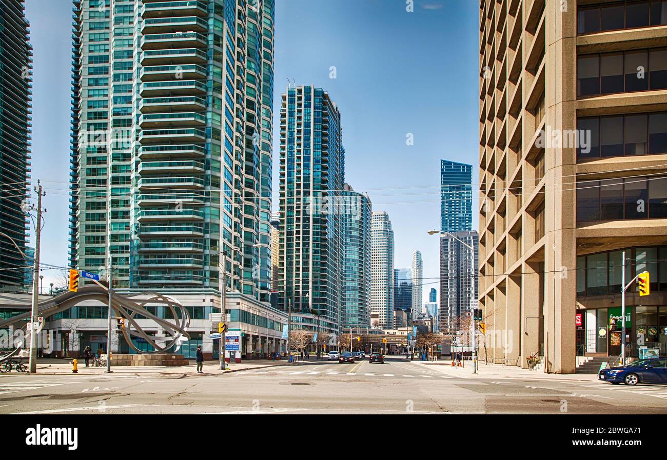 TORONTO - 25 aprile 2020: Younge Street e Queen's Quay nel centro di Toronto. Younge Street - è una strada principale arterioso. Queens Quay è un prominente s. Foto Stock