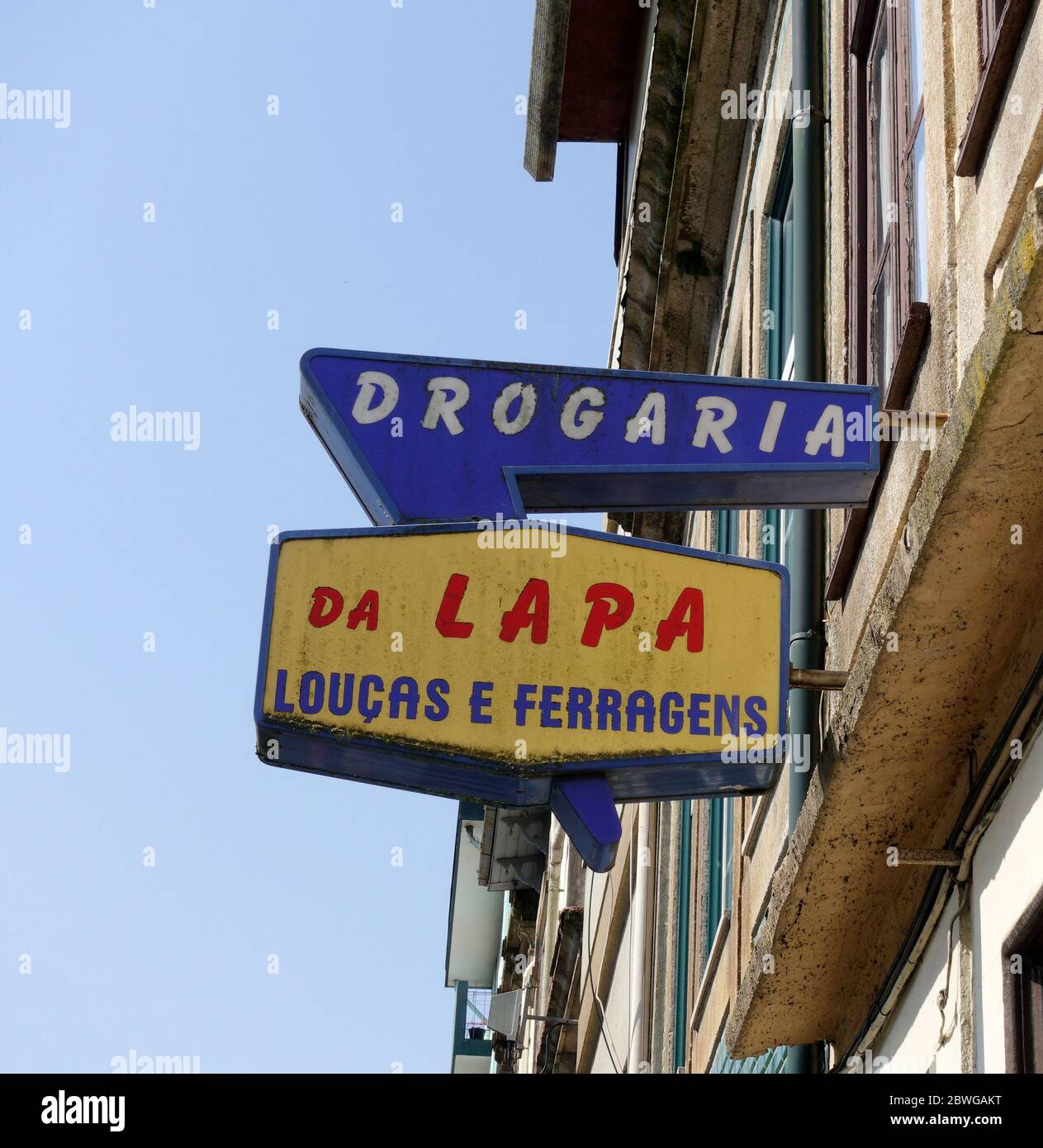 Old Vintage retro Farmacia Portoghese Farmacia Farmacia segno Dogaria Porto Portogallo Foto Stock