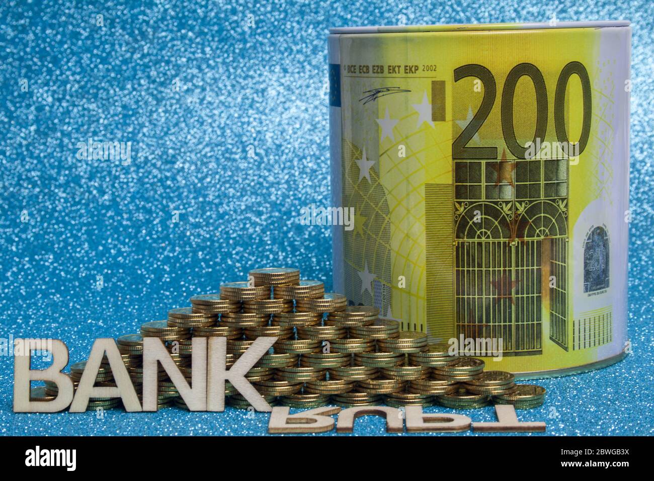 Piramide di pile di monete d'oro su sfondo blu, le parole fallite e il segno della zona euro. Foto Stock