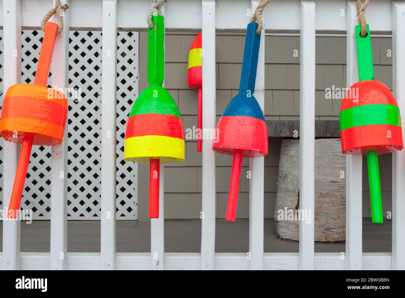 Carri colorati appesi a muro nel villaggio di pescatori di Rye Harbour, Massachusetts. Foto Stock